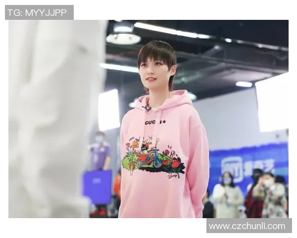 李知恩与足球明星亲密合影展现运动与音乐的完美结合
